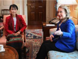 La secretaria de Estado de Estados Unidos, Hillary Clinton, y la líder opositora birmana Aung San Suu Kyi. AFP  /