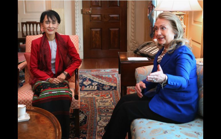 La secretaria de Estado de Estados Unidos, Hillary Clinton, y la líder opositora birmana Aung San Suu Kyi. AFP  /