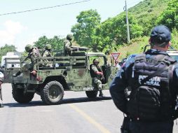 Militares y federales en el ejido ubicado en la carretera que conduce de Tizapán el Alto, Jalisco, a Cojumatlán de Régules, Michoacán.  /