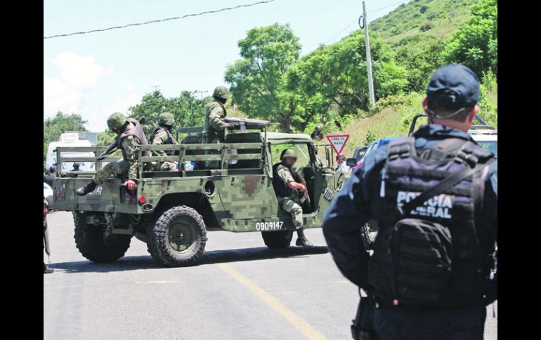 Militares y federales en el ejido ubicado en la carretera que conduce de Tizapán el Alto, Jalisco, a Cojumatlán de Régules, Michoacán.  /