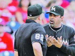 Controvertido. Ozzie Guillén discute una decisión con el ampáyer. AP  /