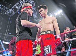 Freddie Roach reconoció que quiso parar la pelea porque Julio César Chávez Jr. no tiraba golpes, antes del último episodio. AFP  /