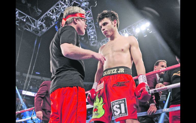 Freddie Roach reconoció que quiso parar la pelea porque Julio César Chávez Jr. no tiraba golpes, antes del último episodio. AFP  /