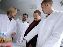 El equipo del laboratorio de Caen analizando muestras del experimento. AFP  /