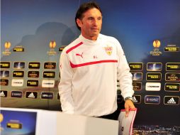 Bruno Labaddia, entrenador del Stuttgart, buscará ganar contra el Steaua de Bucarest. AFP  /