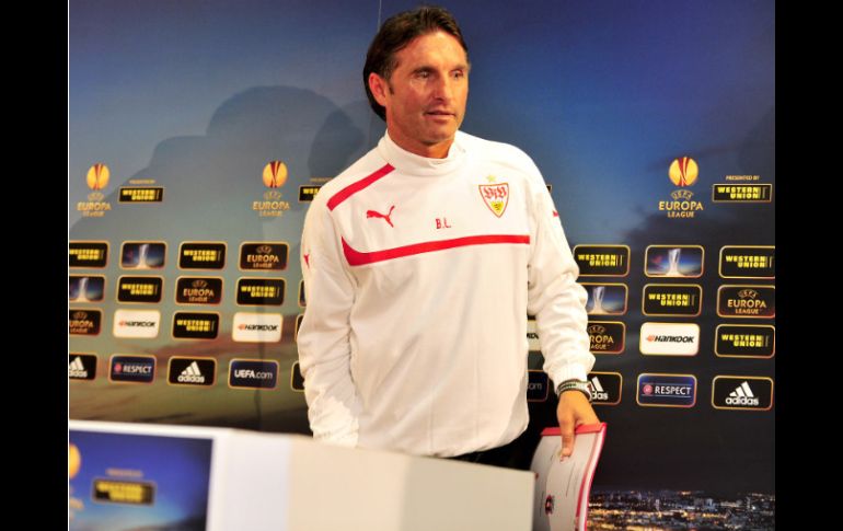 Bruno Labaddia, entrenador del Stuttgart, buscará ganar contra el Steaua de Bucarest. AFP  /