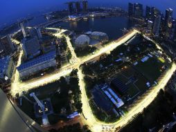 Al anochecer, una foto muestra la vista aérea del iluminado circuito Marina Bay del Gran Premio de Singapur. REUTERS  /