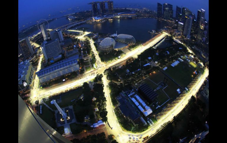 Al anochecer, una foto muestra la vista aérea del iluminado circuito Marina Bay del Gran Premio de Singapur. REUTERS  /