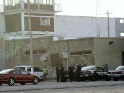 Agentes federales resguardan el exterior del penal de Piedras Negras. EFE  /