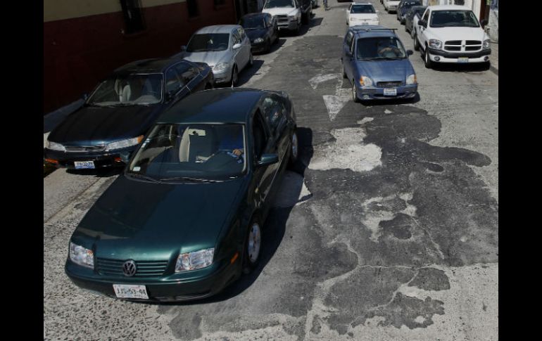 El Ayuntamiento tapatío ha tapado 320 mil baches y se ha endeudado con mil millones de pesos.  /