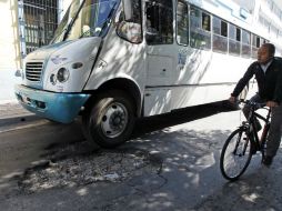 El paso de camiones por el centro influye el deterioro de las calles.  /