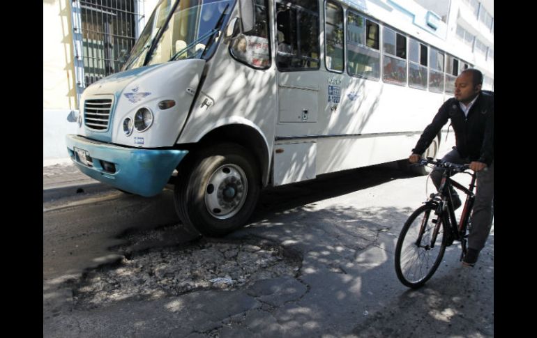 El paso de camiones por el centro influye el deterioro de las calles.  /