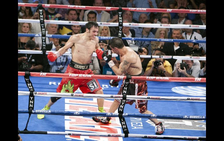 Imagen de la pelea del pasado sábado en la que Julio César Chávez Jr. (izq) al parecer dio positivo en el control antidopaje. MEXSPORT  /