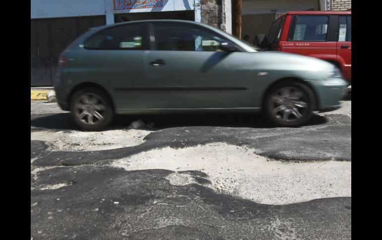 La recomendación es pasar los baches de forma lenta, en caso de que resulte imposible sortearlos.  /