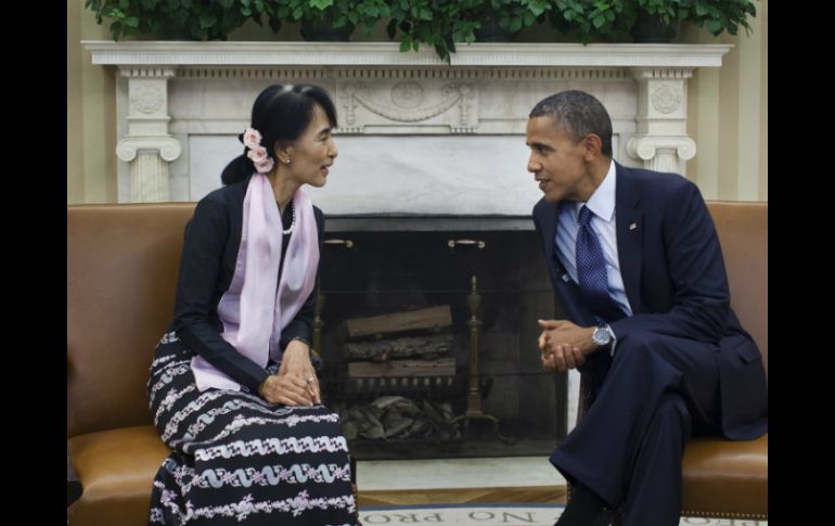 La líder opositora birmana Aung San Suu Kyi, se reúne con el presidente estadounidense, Barack Obama. EFE  /