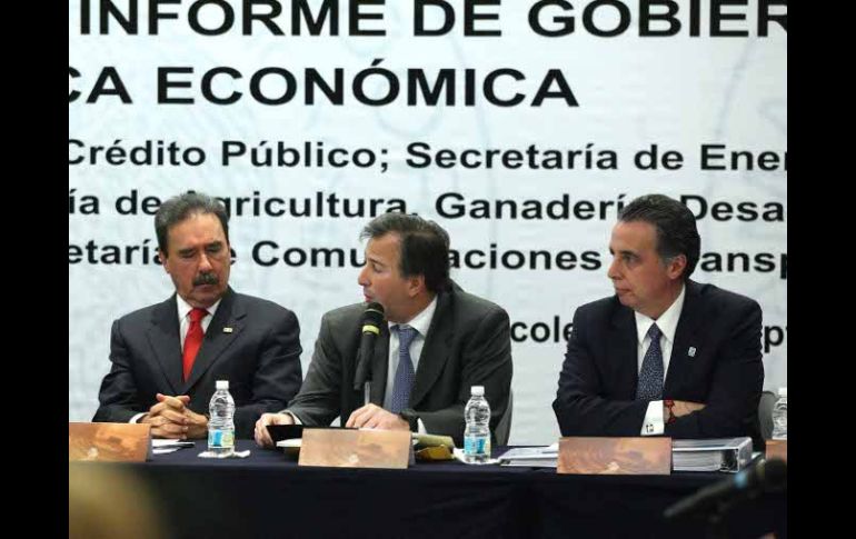 El senador Emilio Gamboa, José Antonio Meade, de Hacienda, y Bruno Ferrari, de Economía, en la comparecencia. NTX  /