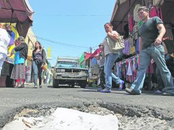 Bache en el cruce de las calles Pino Suárez y Herrera y Cairo, con el que al menos un automovilista perdió una de sus llantas.  /