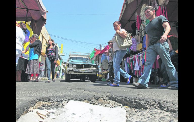 Bache en el cruce de las calles Pino Suárez y Herrera y Cairo, con el que al menos un automovilista perdió una de sus llantas.  /