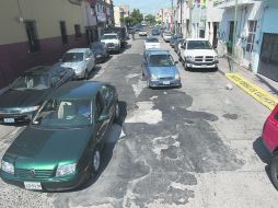 Sólo un ejemplo. La calle Juan Manuel, a la altura de General Coronado, muestra el nivel de deterioro de la carpeta asfáltica.  /