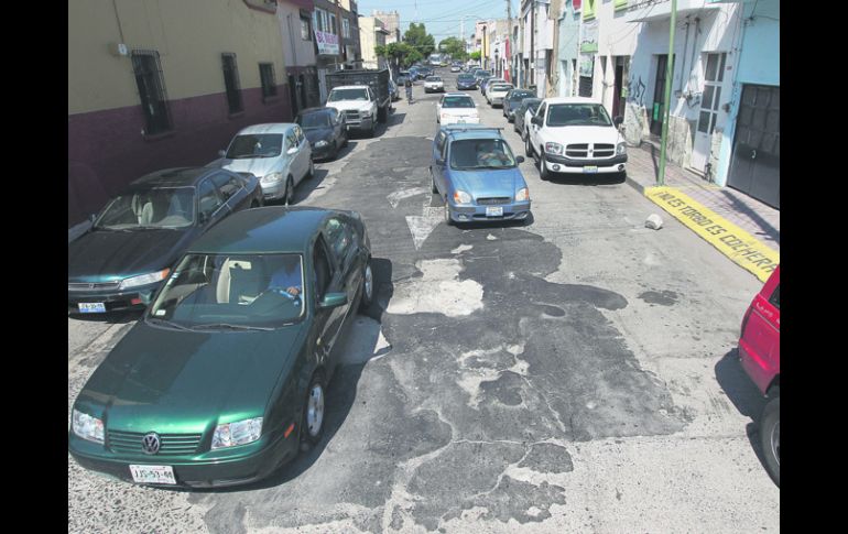 Sólo un ejemplo. La calle Juan Manuel, a la altura de General Coronado, muestra el nivel de deterioro de la carpeta asfáltica.  /