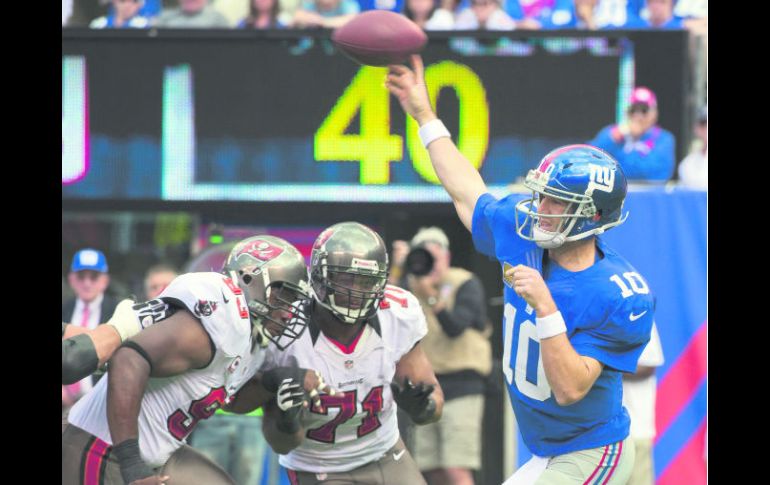 El líder. Eli Manning se ganó el respeto a pulso de su equipo, ya que responde en los momentos clave. AP  /