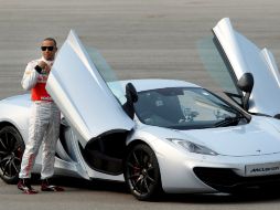 Lewis Hamilton, de McLaren, se prepara para una vuelta de exhibición en un evento promocional en Singapur. EFE  /