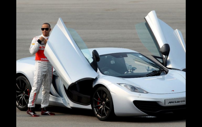 Lewis Hamilton, de McLaren, se prepara para una vuelta de exhibición en un evento promocional en Singapur. EFE  /