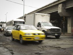 Los usuarios reportan afectaciones sobre todo en las laterales de la avenida. ARCHIVO  /