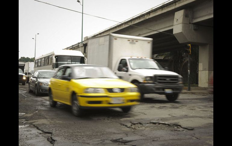 Los usuarios reportan afectaciones sobre todo en las laterales de la avenida. ARCHIVO  /