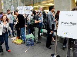 Jóvenes esperan desde temprana hora en Australia para poder adquirir el iPhone 5. AFP  /