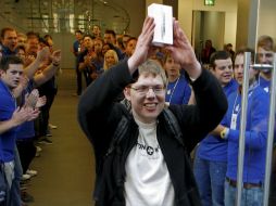 Los empleados de una tienda Apple en Múnich, Alemania, aplauden a uno de los primeros compradores del iPhone5. EFE  /