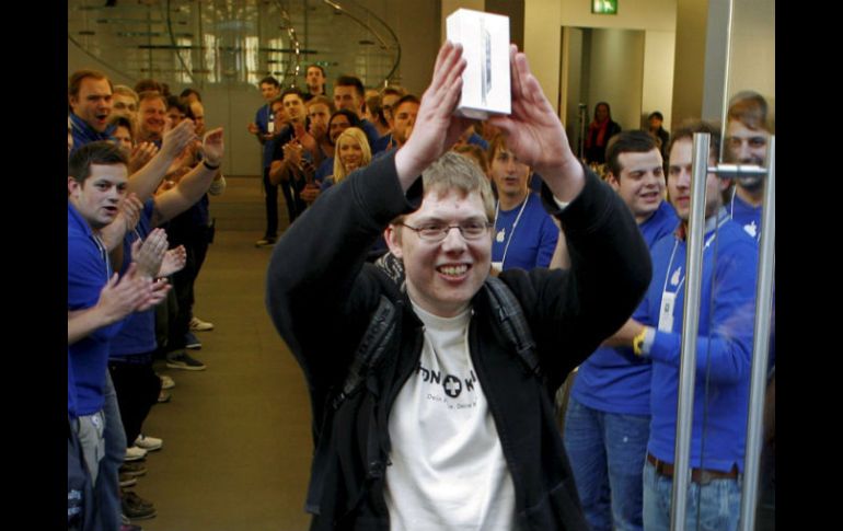 Los empleados de una tienda Apple en Múnich, Alemania, aplauden a uno de los primeros compradores del iPhone5. EFE  /