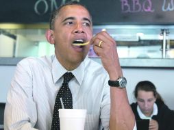 Aun con la presión de la campaña electoral, el presidente Barack Obama se da tiempo para disfrutar de unas papas fritas. AP  /