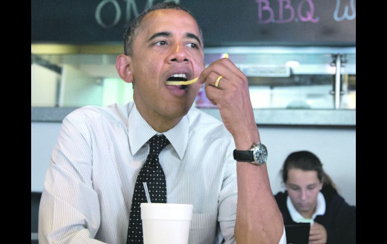 Aun con la presión de la campaña electoral, el presidente Barack Obama se da tiempo para disfrutar de unas papas fritas. AP  /