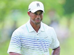 Relajado. Tiger Woods camina hacia el tee del hoyo 3, luego de embocar un birdie para su cuenta.AFP  /