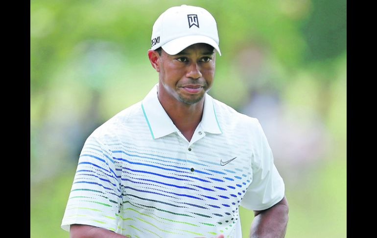 Relajado. Tiger Woods camina hacia el tee del hoyo 3, luego de embocar un birdie para su cuenta.AFP  /