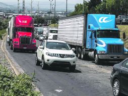 Punto crítico. La avenida, a la altura de Tlaquepaque, presenta un alto nivel de deterioro.  /