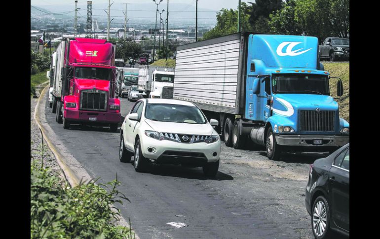 Punto crítico. La avenida, a la altura de Tlaquepaque, presenta un alto nivel de deterioro.  /