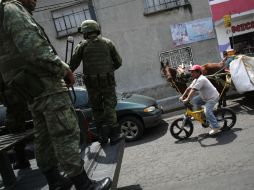 Durante el jueves se apreciaron las primeras cuadrillas militares en las calles de Nezahualcóyotl. REUTERS  /