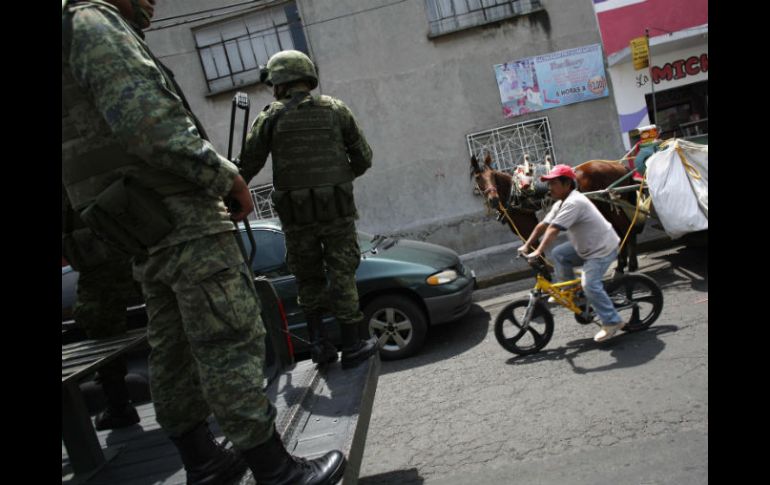 Durante el jueves se apreciaron las primeras cuadrillas militares en las calles de Nezahualcóyotl. REUTERS  /