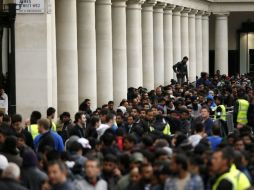 En todo el mundo se forman largas filas para conseguir el nuevo teléfono de Apple. En la foto, la entrada de una tienda en Londres.  AP  /