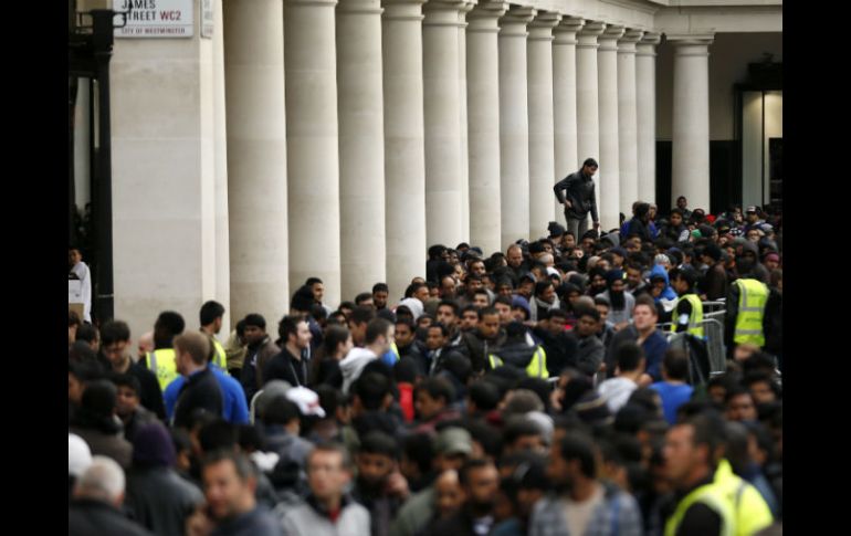 En todo el mundo se forman largas filas para conseguir el nuevo teléfono de Apple. En la foto, la entrada de una tienda en Londres.  AP  /