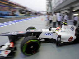 Sergio Pérez, de Sauber, acelera su vehículo durante la primera sesión de entrenamientos libres. EFE  /