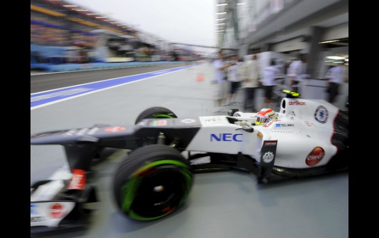 Sergio Pérez, de Sauber, acelera su vehículo durante la primera sesión de entrenamientos libres. EFE  /