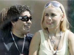 ''Estoy embarazada de cuatro meses'', confirmó la novia (d) de Maradona, en declaraciones a un portal argentino. ESPECIAL  /