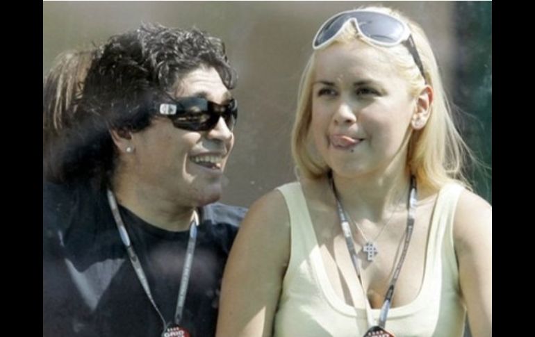 ''Estoy embarazada de cuatro meses'', confirmó la novia (d) de Maradona, en declaraciones a un portal argentino. ESPECIAL  /