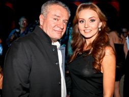 El productor dijo que la noche se la dedicaba a sus grandes amores, sus hijas y su novia Angelique Boyer. EL UNIVERSAL  /