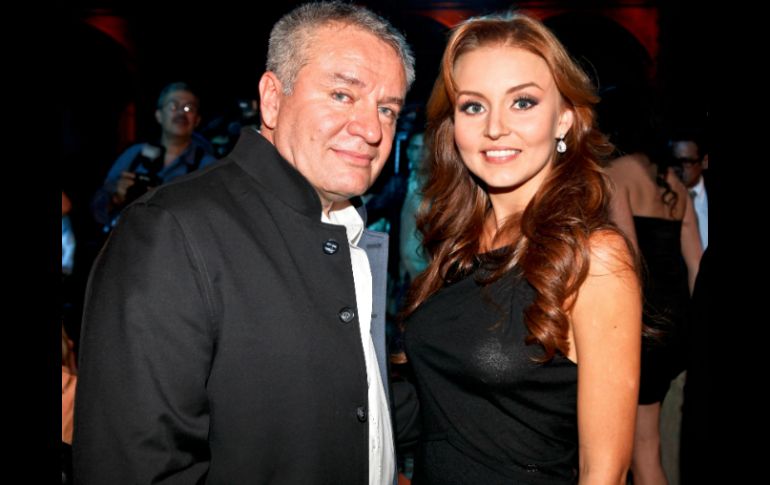 El productor dijo que la noche se la dedicaba a sus grandes amores, sus hijas y su novia Angelique Boyer. EL UNIVERSAL  /