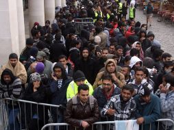 Clientes esperan para comprar el teléfono en Londres. AP  /