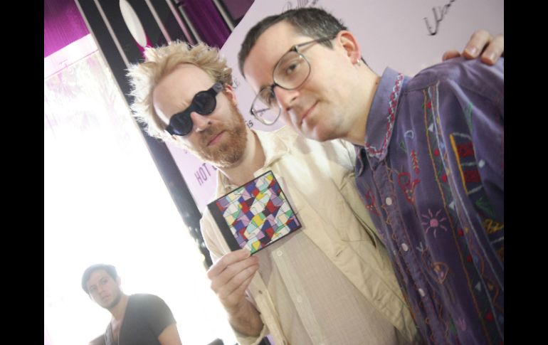 Alexis Taylor y Al Doyle, miembros del grupo británico Hot Chip platicaron con los medios de la ciudad sobre su presentación.  /